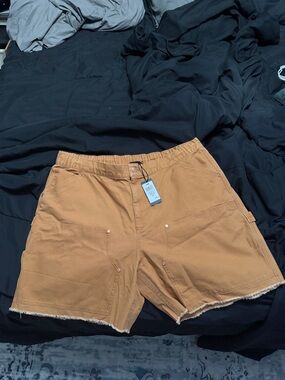 Relaxed Fit Men's Cargo Shorts in Caramel Brown